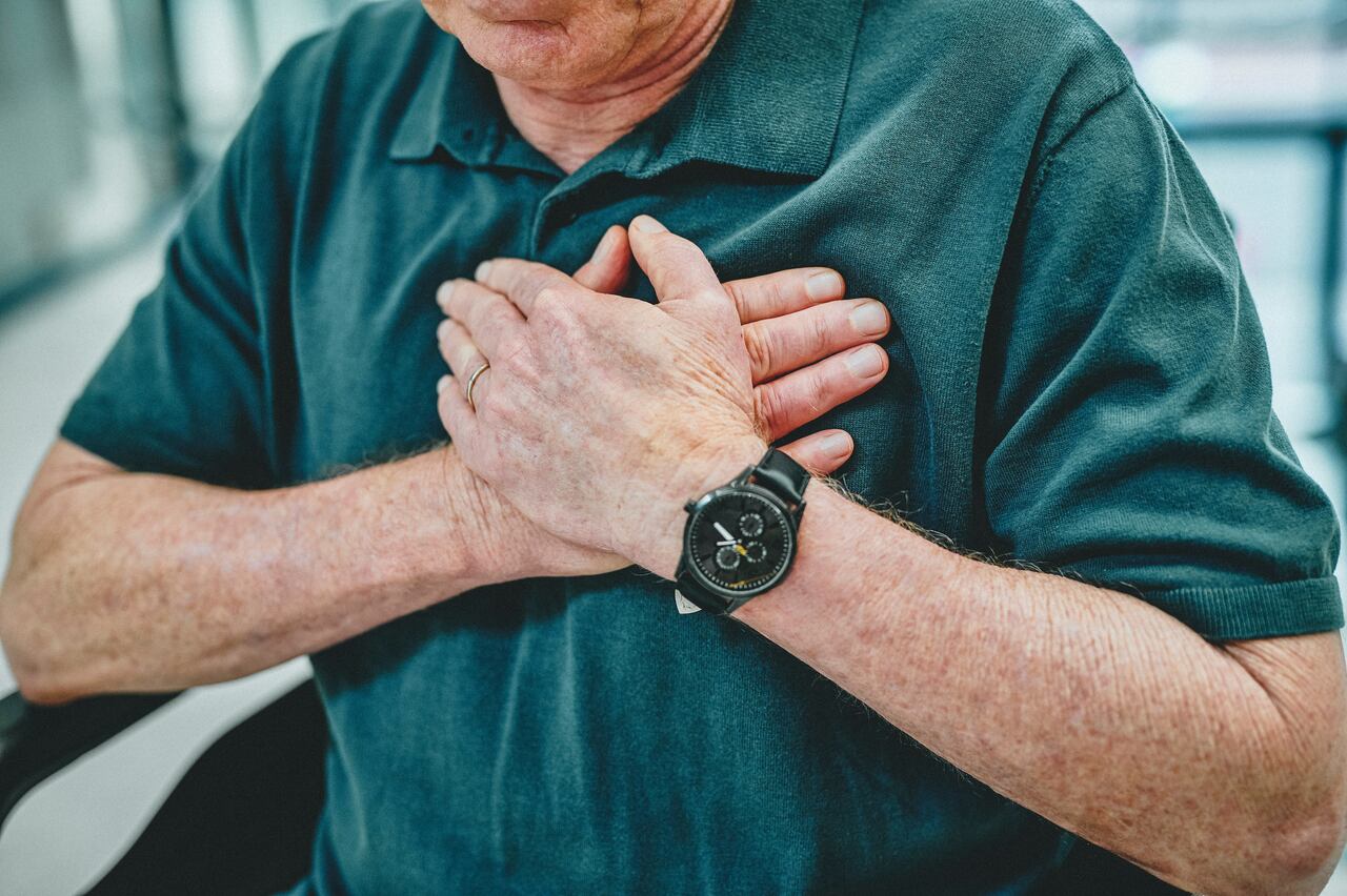 Tos y fuerte dolor en el pecho son algunos de los síntomas de esta enfermedad