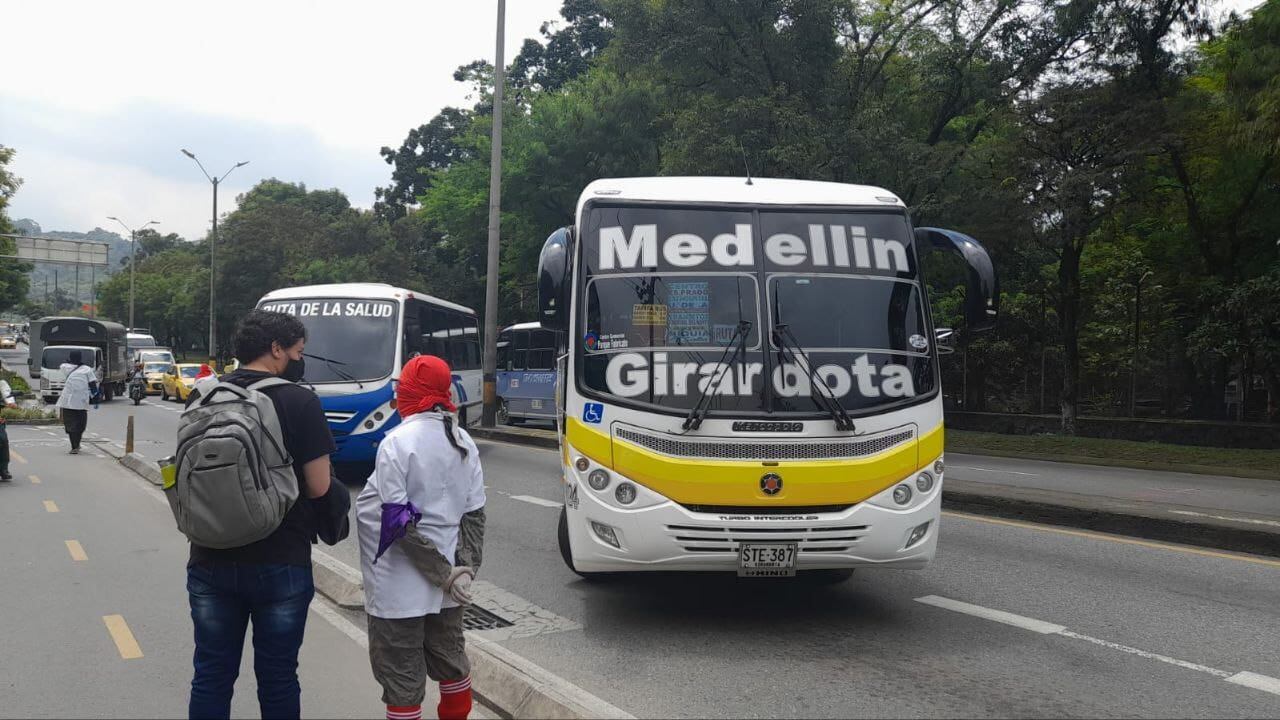 Buses bloqueando vías principales. Manifestaciones en Medellín.