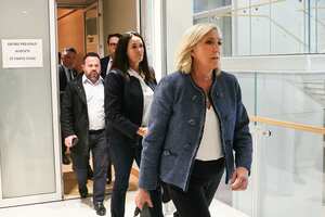 La presidenta del grupo parlamentario del partido ultraderechista francés Agrupación Nacional (RN), Marine Le Pen (der.), camina seguida por la eurodiputada francesa Catherine Griset (centro) al salir de la sala del tribunal, al salir del Tribunal de París, durante la lectura de la sentencia en su juicio por sospecha de malversación de fondos públicos europeos, en París, el 31 de marzo de 2025.