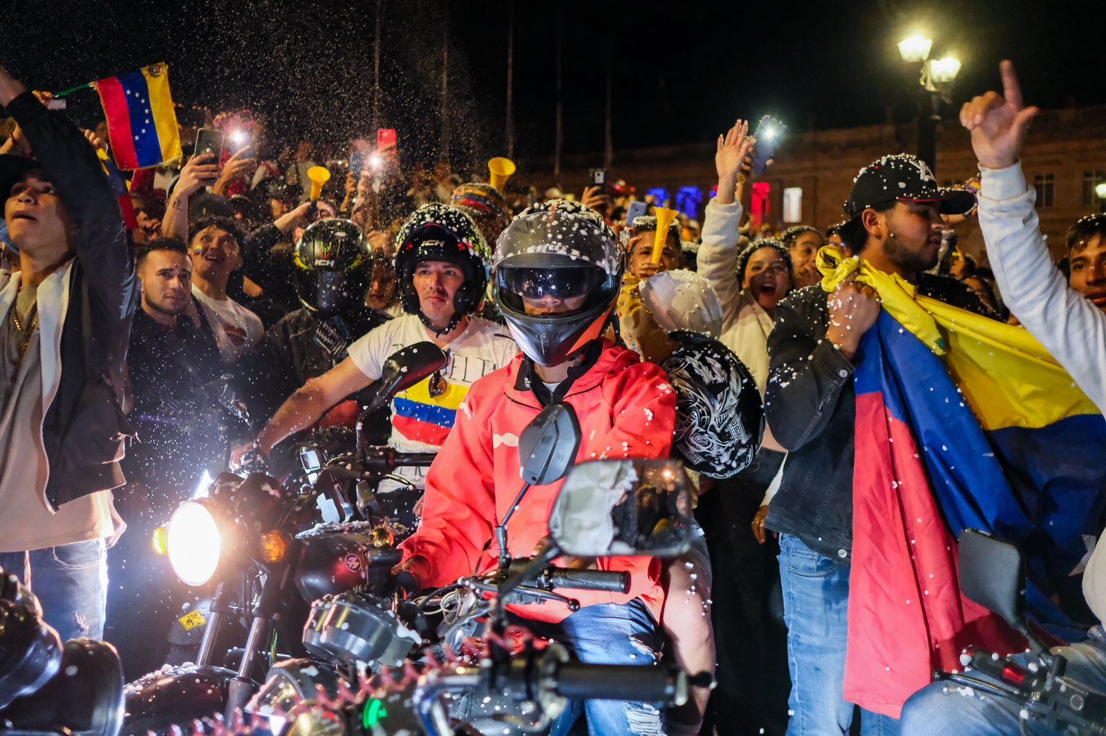 Plaza de Bolívar, ciudadanos venezolanos celebran la eventual victoria de la Edmundo González en Venezuela