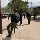 Un soldado cierra la puerta principal del centro penitenciario de Tocorón durante una intervención militar, en Tocorón, Venezuela, el miércoles 20 de septiembre de 2023. Militares ejecutaron la intervención en un intento de desmantelar una de las bandas criminales en el país, de acuerdo con el ministro de Interior, el almirante en jefe Remigio Ceballos. (AP Foto/Ariana Cubillos)