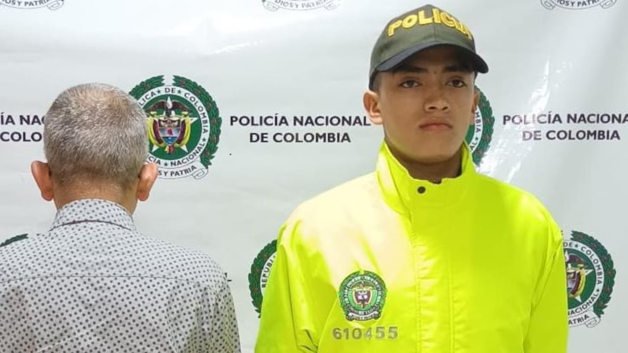 Todo empezó cuando la mamá de una de las jóvenes descubrió un chat que tenía la joven con el docente.