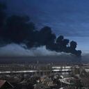 Humo en el aeropuerto militar en Chuguyev cerca de Kharkiv, Ucrania