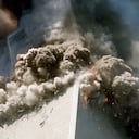 Archivo del 11 de septiembre de 2001, el humo se eleva desde las torres gemelas en llamas del World Trade Center después de que aviones secuestrados se estrellaran contra las torres, en la ciudad de Nueva York. (Foto AP / Richard Drew, archivo)