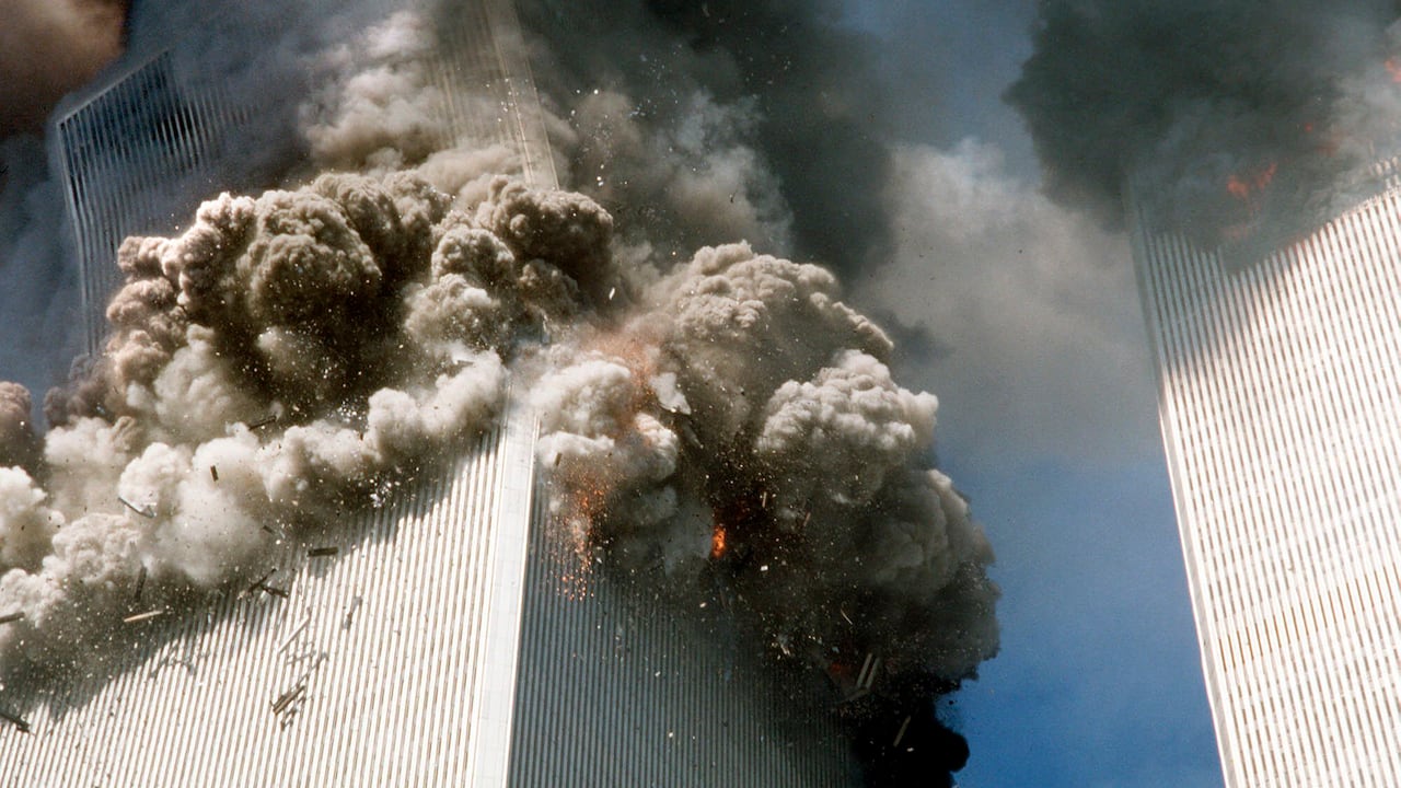 Archivo del 11 de septiembre de 2001, el humo se eleva desde las torres gemelas en llamas del World Trade Center después de que aviones secuestrados se estrellaran contra las torres, en la ciudad de Nueva York. (Foto AP / Richard Drew, archivo)