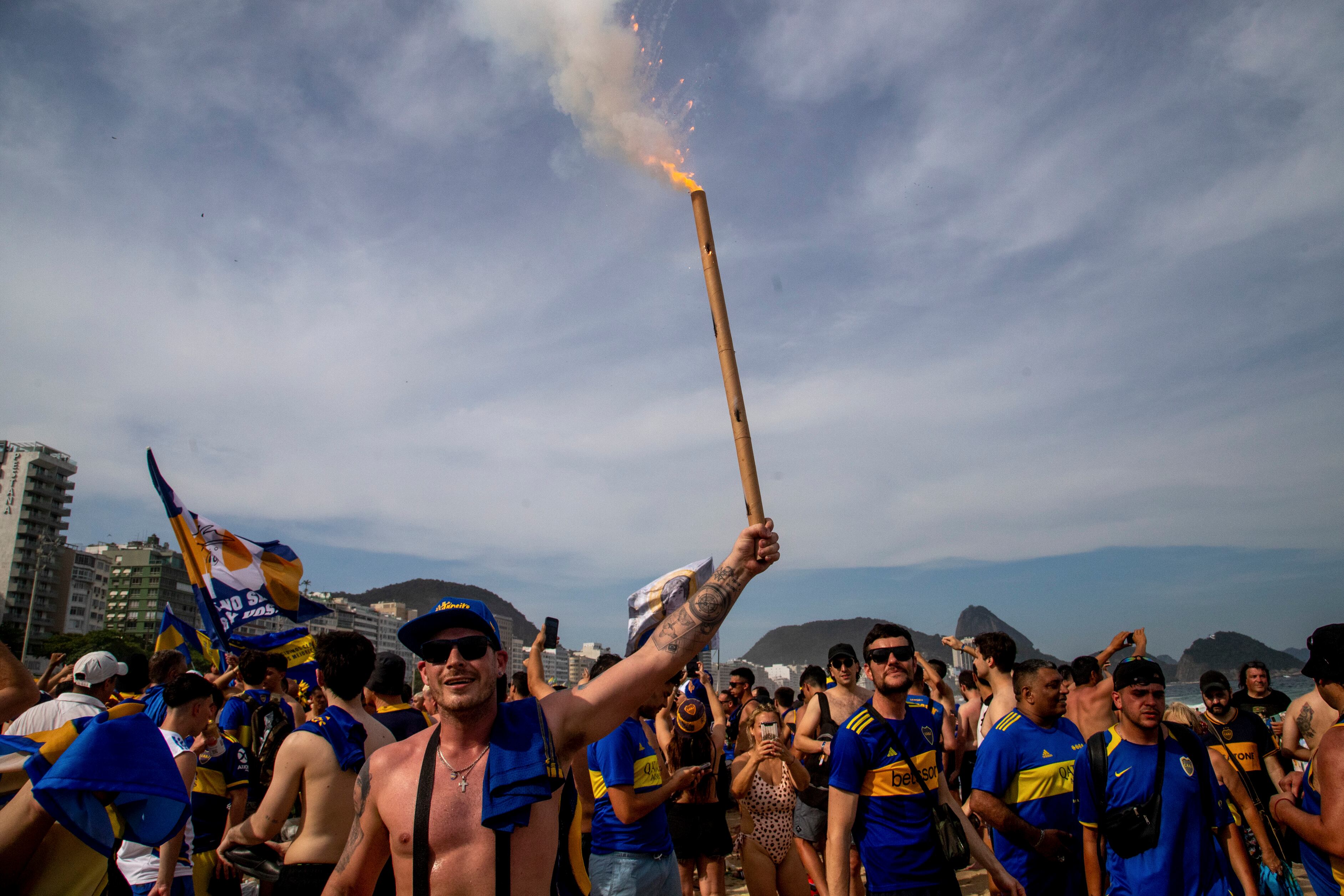 “Nos maltrataste”, decía el titular portugués en la portada del Diario Olé de Argentina el viernes, pegado a lo que parecía ser una captura de pantalla del video que mostraba a policías con equipo militar, apuntando con sus armas.