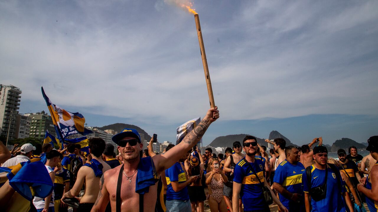 Los fanáticos del fútbol argentino de Boca Juniors se reúnen en la playa de Copacabana el día antes de que su equipo se enfrente al Fluminense de Brasil en el partido por el campeonato de la Copa Libertadores en Río de Janeiro, Brasil, el viernes 3 de noviembre de 2023. (Foto AP/Bruno Kaiuka)