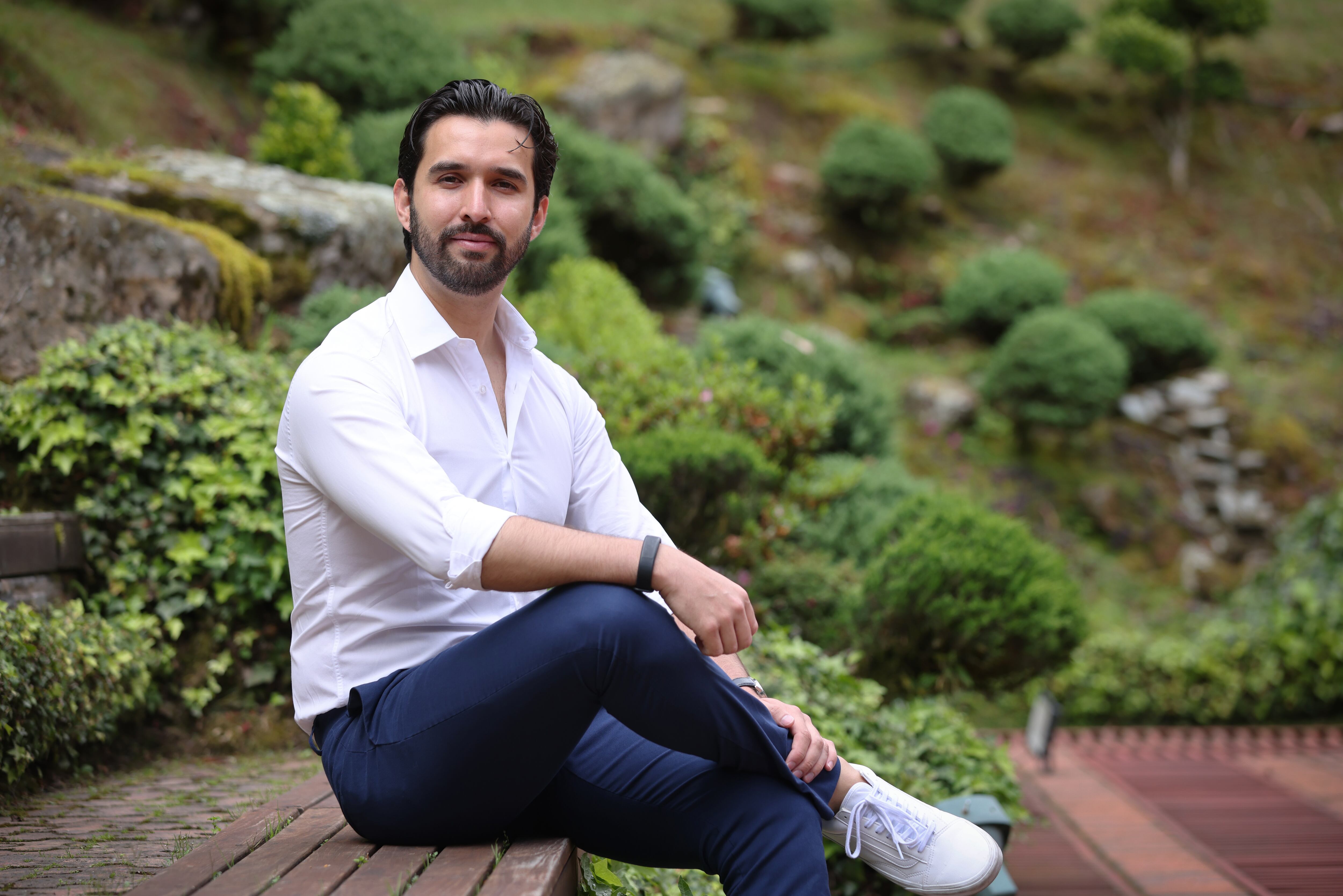 El problema de la mayoría de los ejecutivos, hombres y mujeres, es que tienen mucho que decir, pero no saben cómo organizarlo para generar impacto, conexión y persuasión. Cualquiera puede hablar en público, pero solo quien se atreve da el paso. En igualdad de condiciones, quien mejor comunica tiene mayores posibilidades de ganar.
