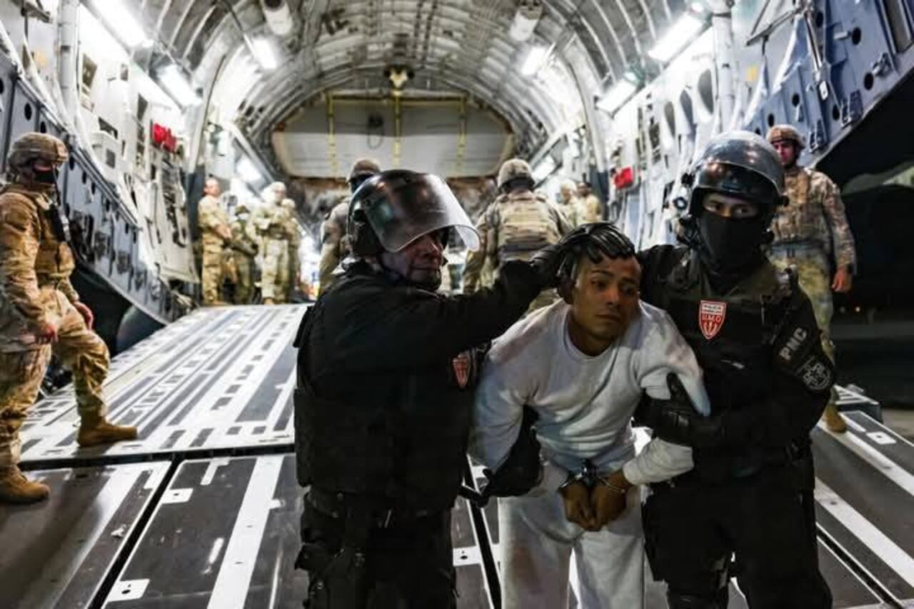 El detenido, quien compartía fotos portando rifles de asalto y granadas, fue detenido inicialmente por delitos menores, pero una investigación de Seguridad Nacional y autoridades locales permitió descubrir su verdadera identidad.