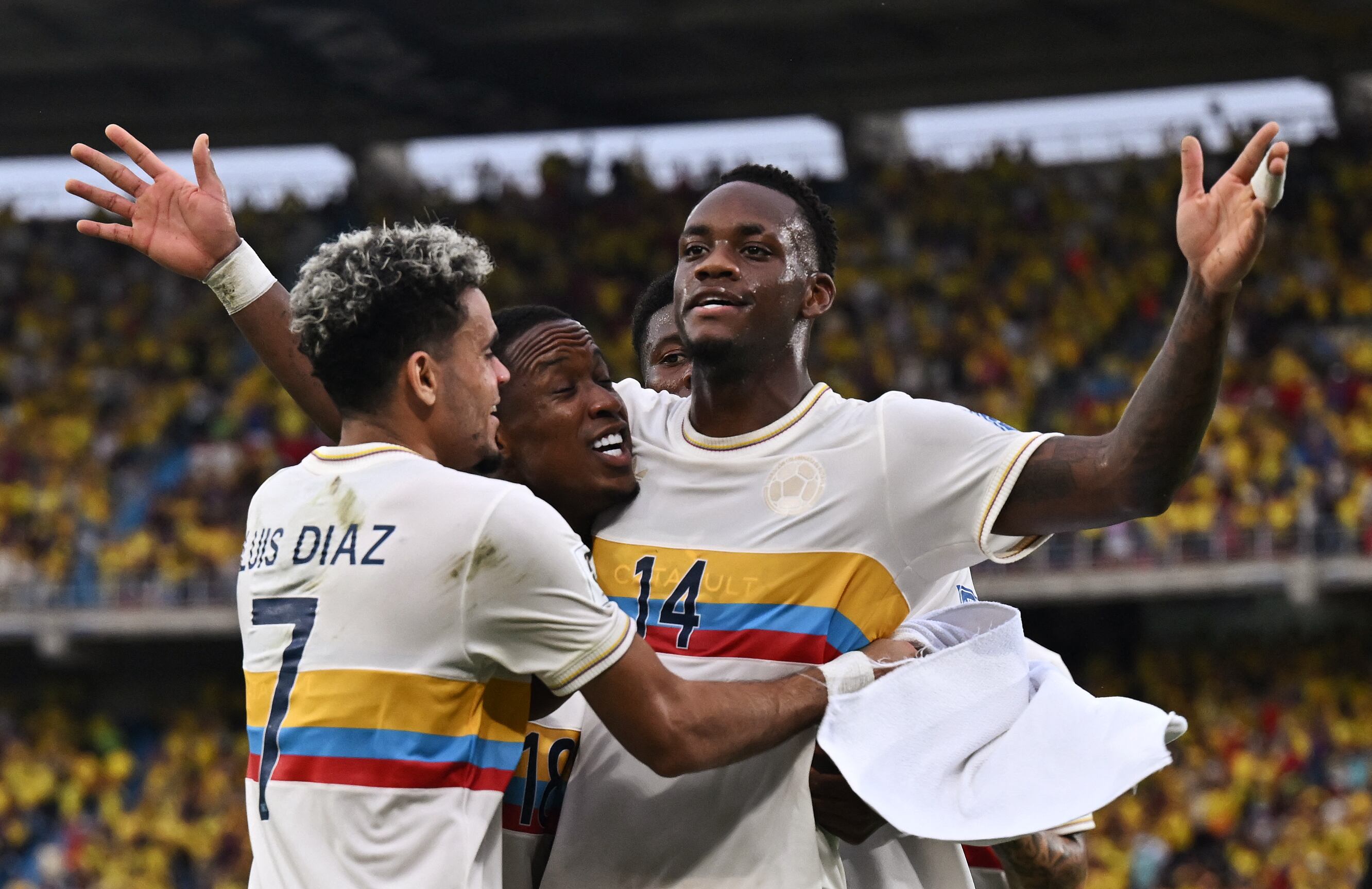 Jhon Durán junto a Luis Sinisterra y Luis Díaz, tras anotar el tercer gol de Colombia ante Chile.