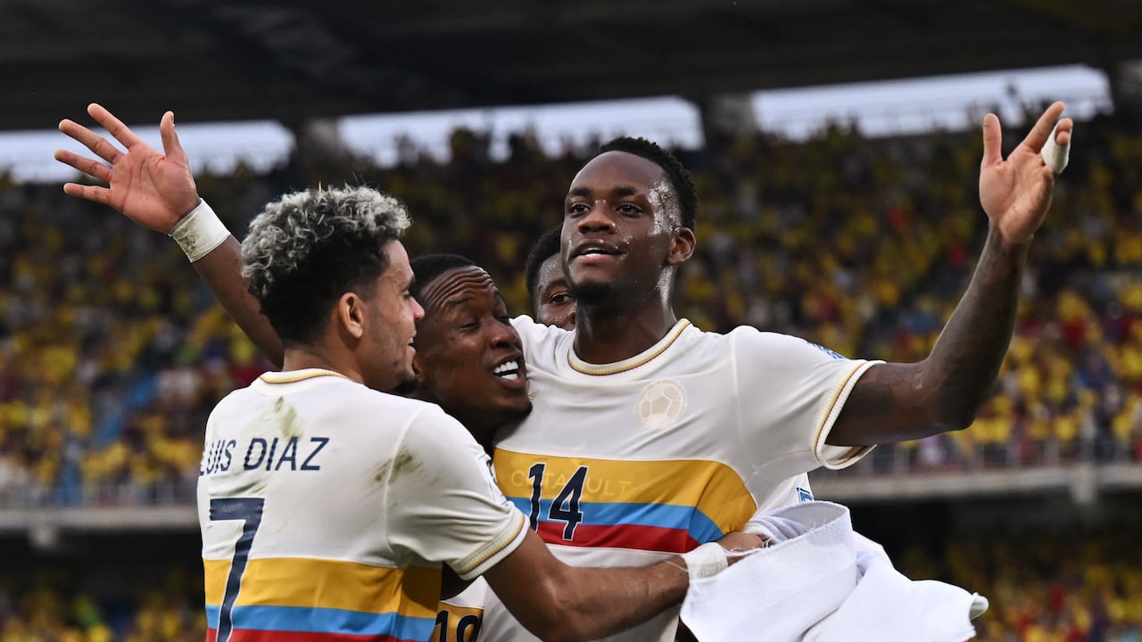 Jhon Durán junto a Luis Sinisterra y Luis Díaz, tras anotar el tercer gol de Colombia ante Chile.