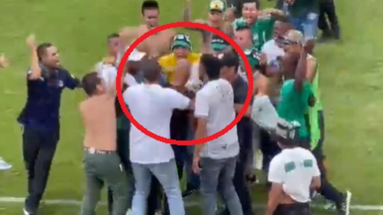 El entrenador del Deportivo Cali fue agredido luego de la invasión de los hinchas. Foto: Captura de pantalla Twitter.