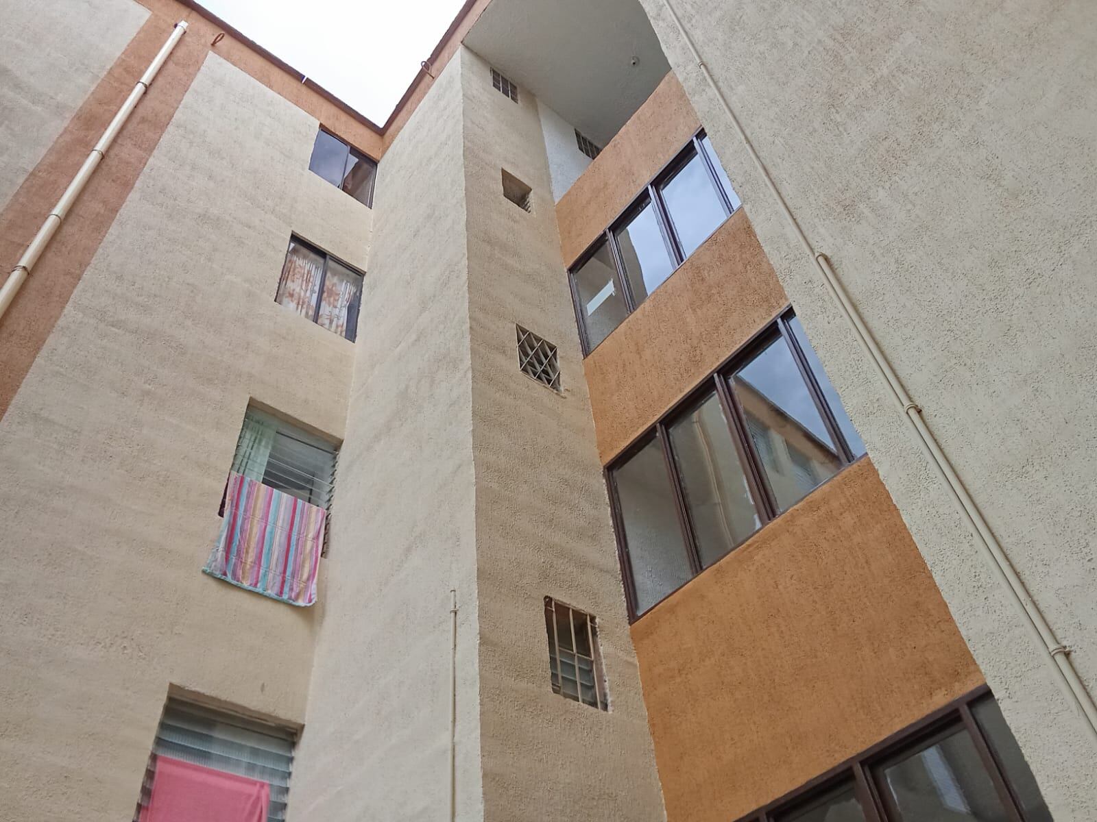 La joven intentó ingresar a su apartamento por la ventana del baño, relataron los testigos de esta emergencia.