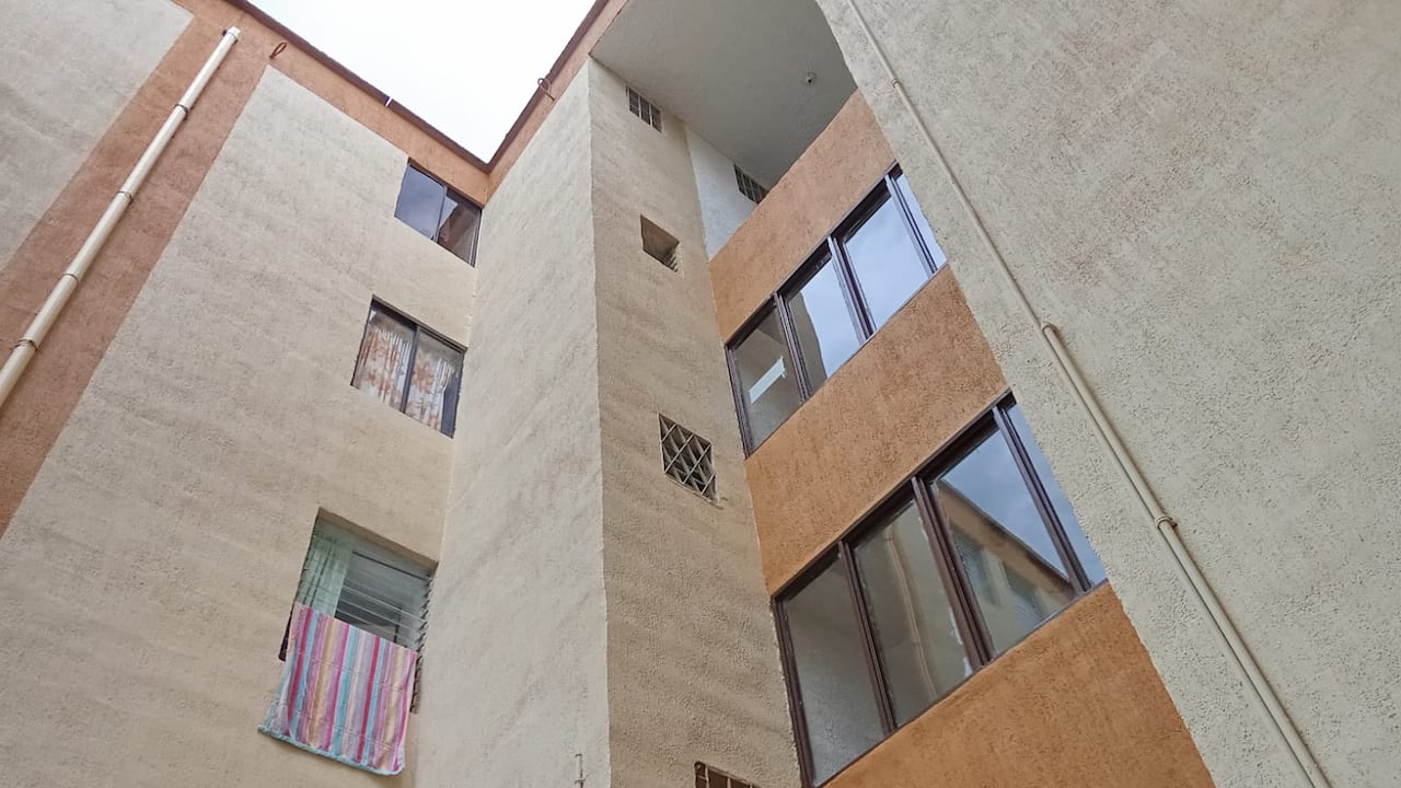 La joven intentó ingresar a su apartamento por la ventana del baño, relataron los testigos de esta emergencia.