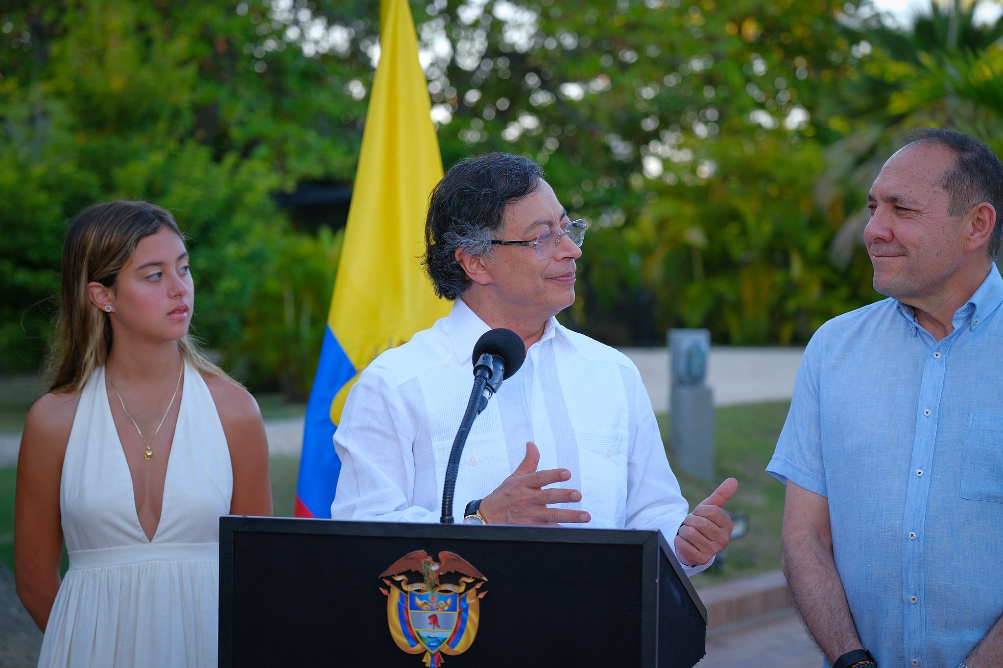 Antonella Petro, hija del presidente, Gustavo Petro (en el centro), y Antonio Sanguino, ministro de Trabajo, en Cartagena, el 29 de diciembre de 2025