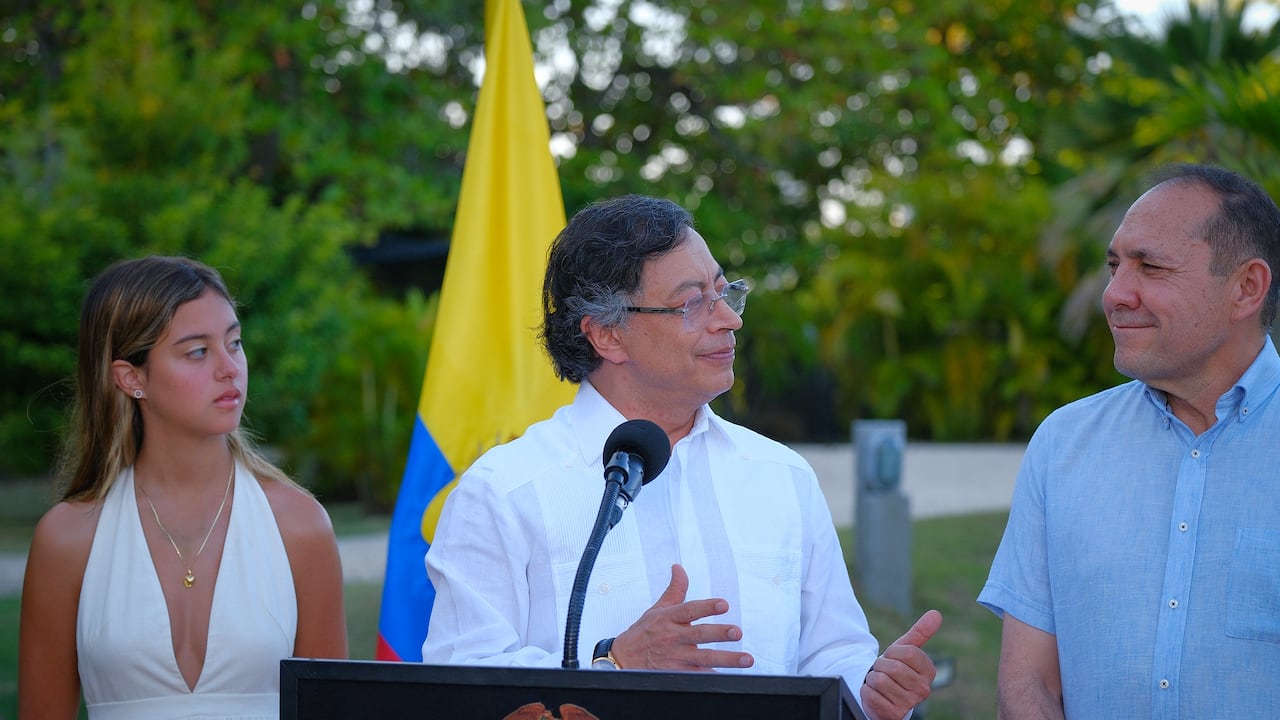 Antonella Petro, hija del presidente, Gustavo Petro (en el centro), y Antonio Sanguino, ministro de Trabajo, en Cartagena, el 29 de diciembre de 2025