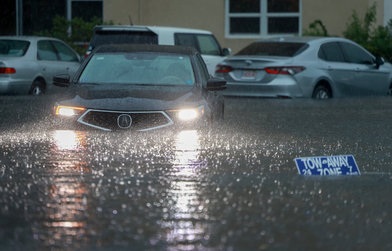 Un vehículo se encuentra en las aguas de una inundación el 12 de junio de 2024 en Hollywood, Florida. A medida que la humedad tropical pasa por la zona, algunas zonas se han inundado debido a las fuertes lluvias. Joe Raedle/Getty Images/AFP (Photo by JOE RAEDLE / GETTY IMAGES NORTH AMERICA / Getty Images via AFP)