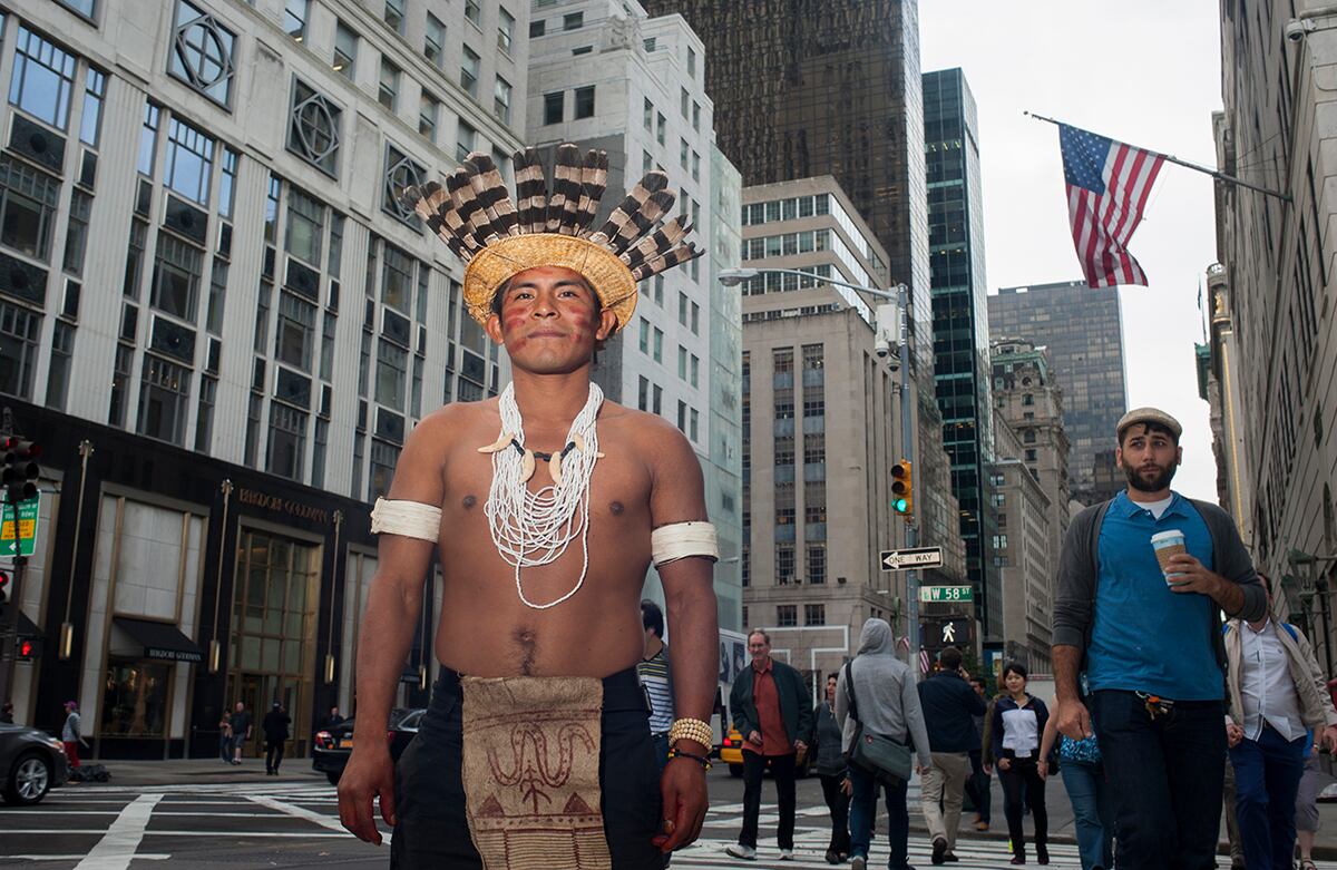 Los lectores de la revista SEMANA encontraron en la edición de este domingo algo extraordinario. El tradicional ‘Primer Plano’ de la sección ‘Enfoque’ no era un retrato vertical en blanco y negro como acostumbra serlo desde hace ya una década, sino una imagen vertical a todo color. Se trata de un retrato de Maximiliano Tanimuca Letuama. (Foto: Romina Hendlin)