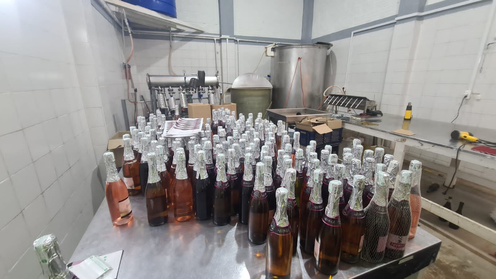 Licor adulterado decomisado en la localidad de Rafael Uribe por parte de la Policía de Bogotá.