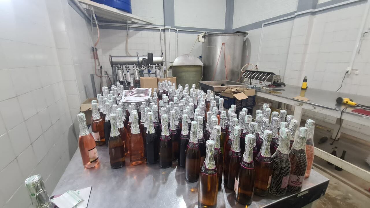 Licor adulterado decomisado en la localidad de Rafael Uribe por parte de la Policía de Bogotá.