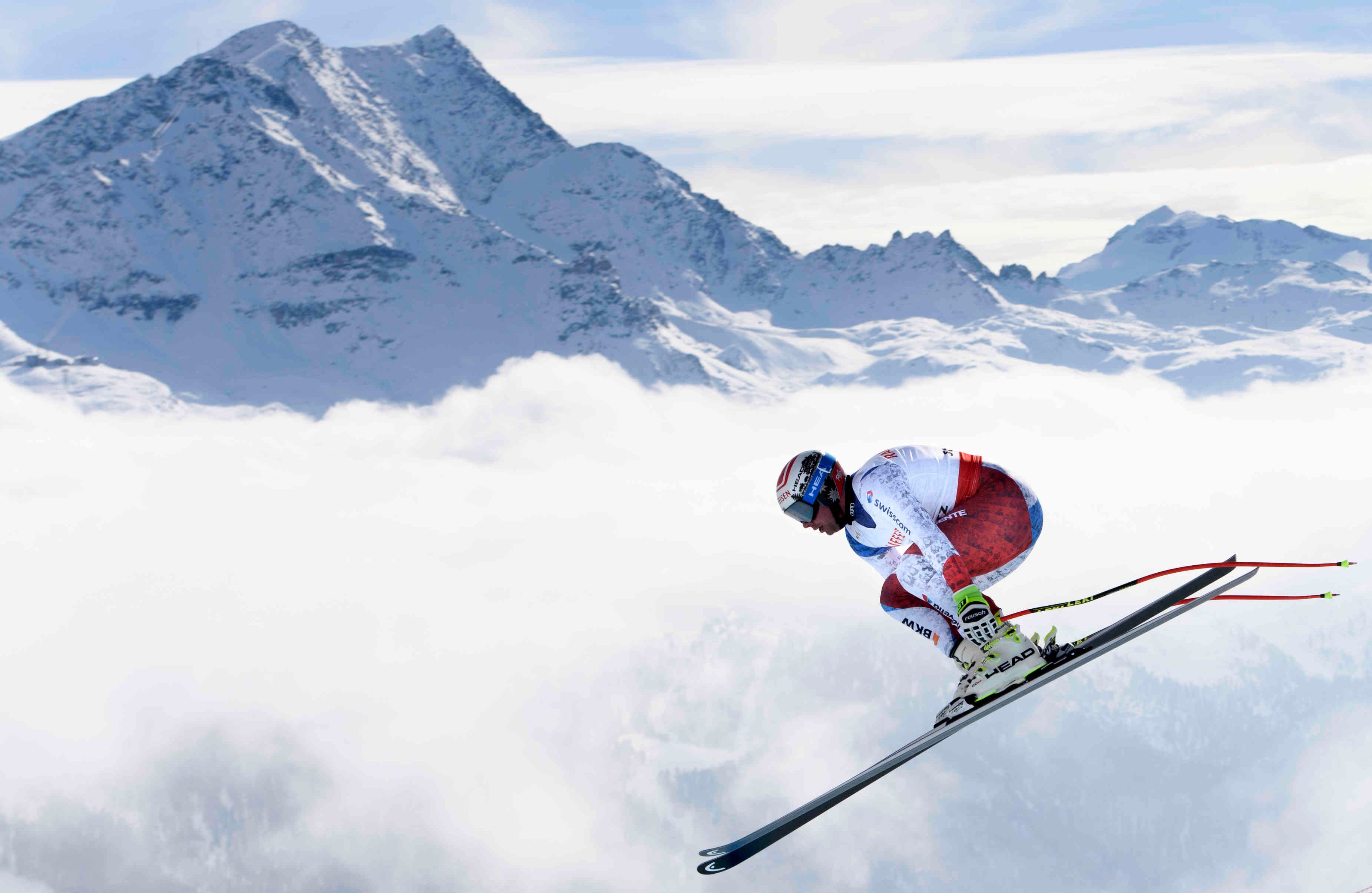 El suizo Beat Feuz salta durante el entrenamiento masculino de descenso en el Campeonato Mundial de Esquí Alpino de 2017 en St. Moritz, Suiza, el jueves 9 de febrero de 2017. (Jean-Christophe Bott / Keystone via AP)