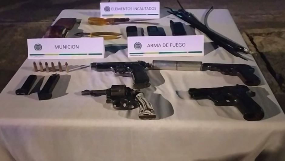 Al momento de la captura, agentes de la Policía incautaron armas de fuego junto a otros elementos que portaban para cometer sus fechorías, como radios, correas plásticas y documentos falsos.