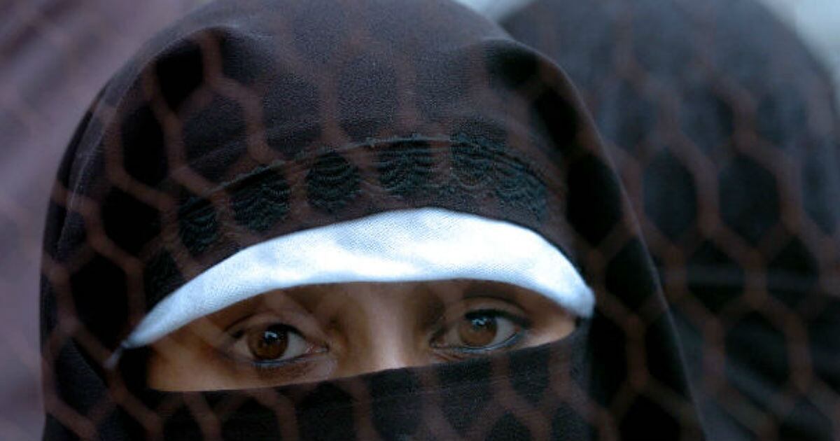 Las mujeres en Afganistán están siendo obligadas a usar el burka o algún otro tipo de velo para poder participar de las clases de universidad. Foto: AFP