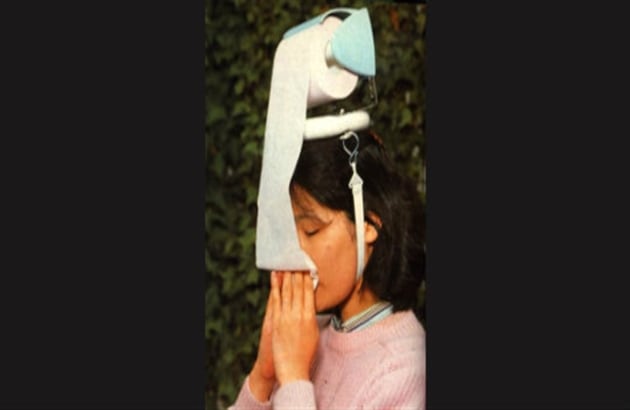 No cargue muchos paquetes de pañuelitos, con este 'Gorro-Rollo de papel', tendrá a toda hora con qué sonarse. 