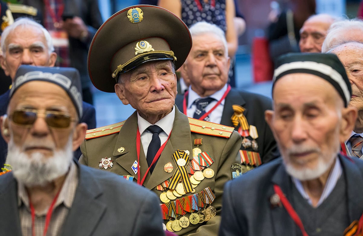 Los veteranos soviéticos de la Segunda Guerra Mundial, provenientes de las varias exrepúblicas de la Unión Soviética, esperan para encontrar al primer ministro ruso Dmitry Medvedev. (AP)