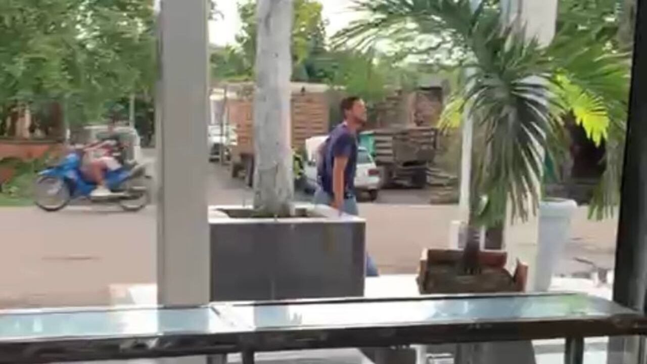 En el video grabado por la víctima aparece un hombre que le habría pedido dinero.