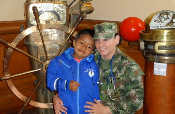 Dentro del Museo Militar los pequeños fueron guiados por personal del ejercito, que mostró la colección de armas, equipos de uso militar, documentos, libros y recuerdos de guerra, relacionados a la historia del país y legados de sus héroes. 