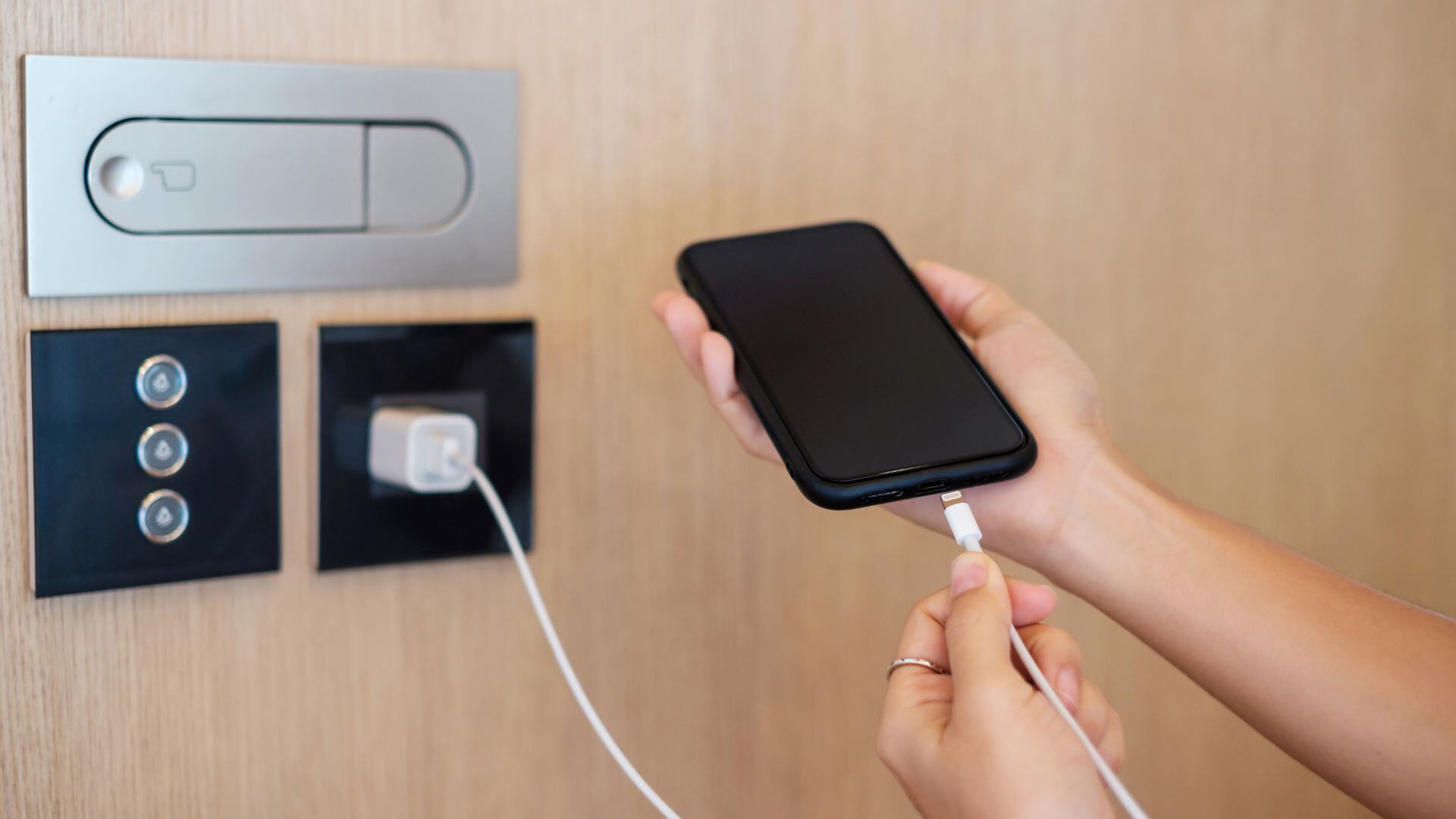 Los expertos en ciberseguridad recuerdan  la importancia de ser cuidadosos al momento de cargar el celular en espacios públicos.