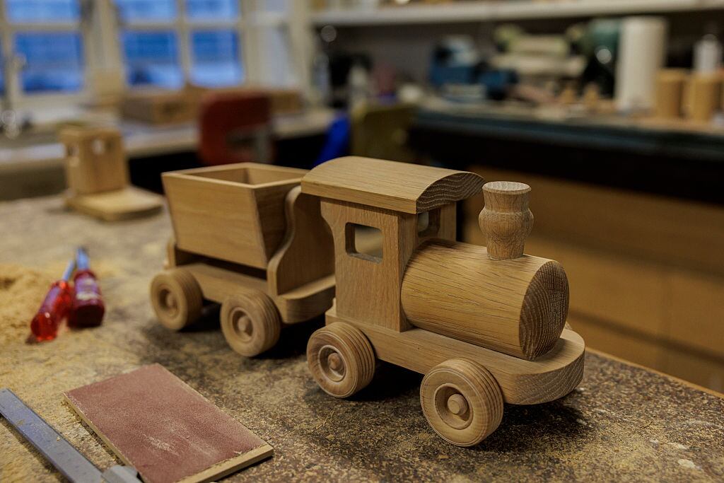 Un detalle de juguetes para niños hechos por Vignir Kristinsson en su taller de artesanía en madera el 20 de diciembre de 2025 en Grindavik, Islandia