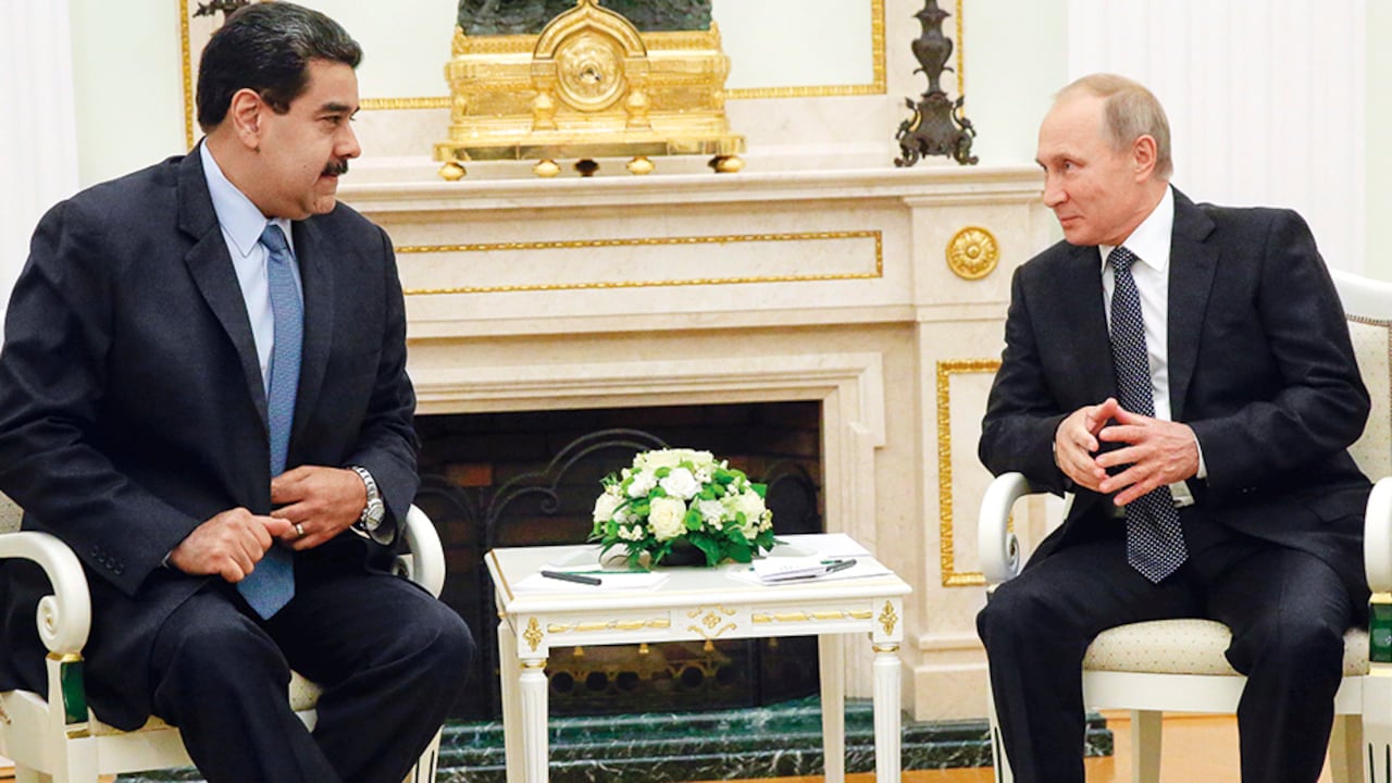 Los mandatarios de Venezuela, Nicolás Maduro, y de Rusia, Vladímir Putin, son aliados estratégicos. Putin suple las necesidades armamentísticas del país vecino, y este se convierte en el principal enclave ruso en la región.