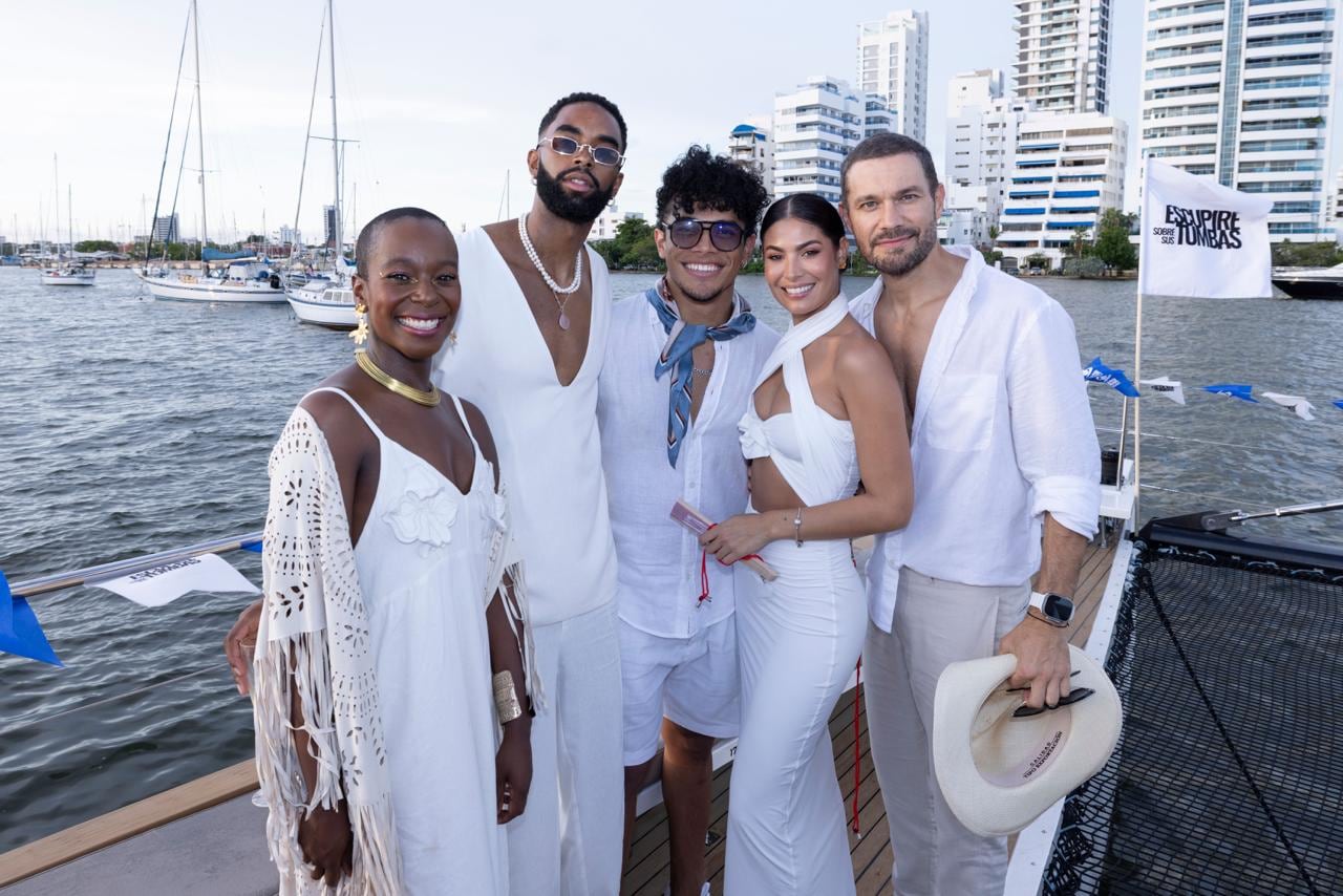 Josse Narváez, y parte del elenco de Escupiré sobre sus tumbas.