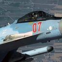 En esta imagen de un video publicado por la Fuerza Aérea de EE. UU., un avión de combate ruso vuela cerca de un dron estadounidense sobre Siria, el 23 de julio de 2023. Un avión de combate ruso voló a unos pocos metros de un dron estadounidense sobre Siria y disparó bengalas, golpeando al avión estadounidense y dañándolo, dijo el ejército de EE. UU.