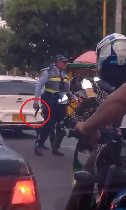 Siguen los ataques a agentes de tránsito en Cali: denuncian que motociclista amenazó a funcionario con un arma.