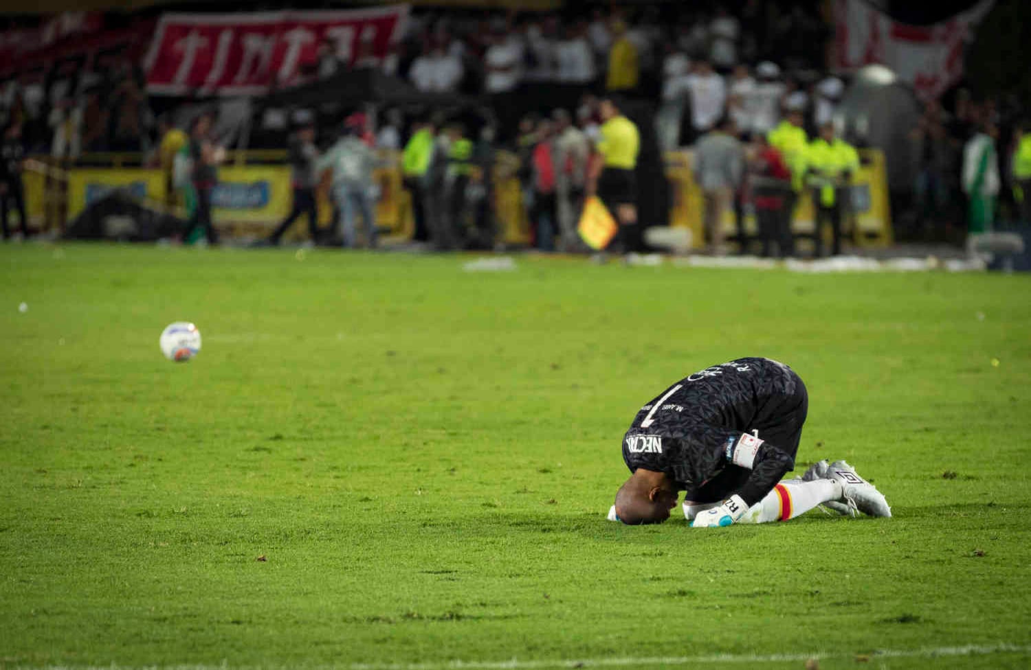 Zapata, el portero de Santa Fe, sintió cómo se alejó el título tras el segundo tanto de Millonarios. Foto: Esteban Vega / SEMANA