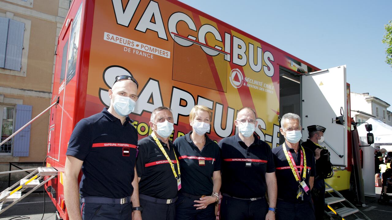 Equipo Médico de los Bomberos de Francia que hacen la vacunación cada día en el Tour de Francia.