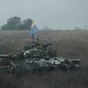 Se coloca una bandera ucraniana en un tanque ruso abandonado cerca de Dolina en la región de Donetsk, el 10 de octubre de 2022, en medio de la invasión rusa de Ucrania. (Foto de Yasuyoshi CHIBA / AFP)