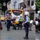 Busetero atacó a correazos a agentes de tránsito en Cali.