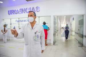 El principal -y más grande- hospital público del suroccidente de Colombia resiste con poco espacio en sus camas UCI para atender el alto número de pacientes covid que necesitan ventilación mecánica.