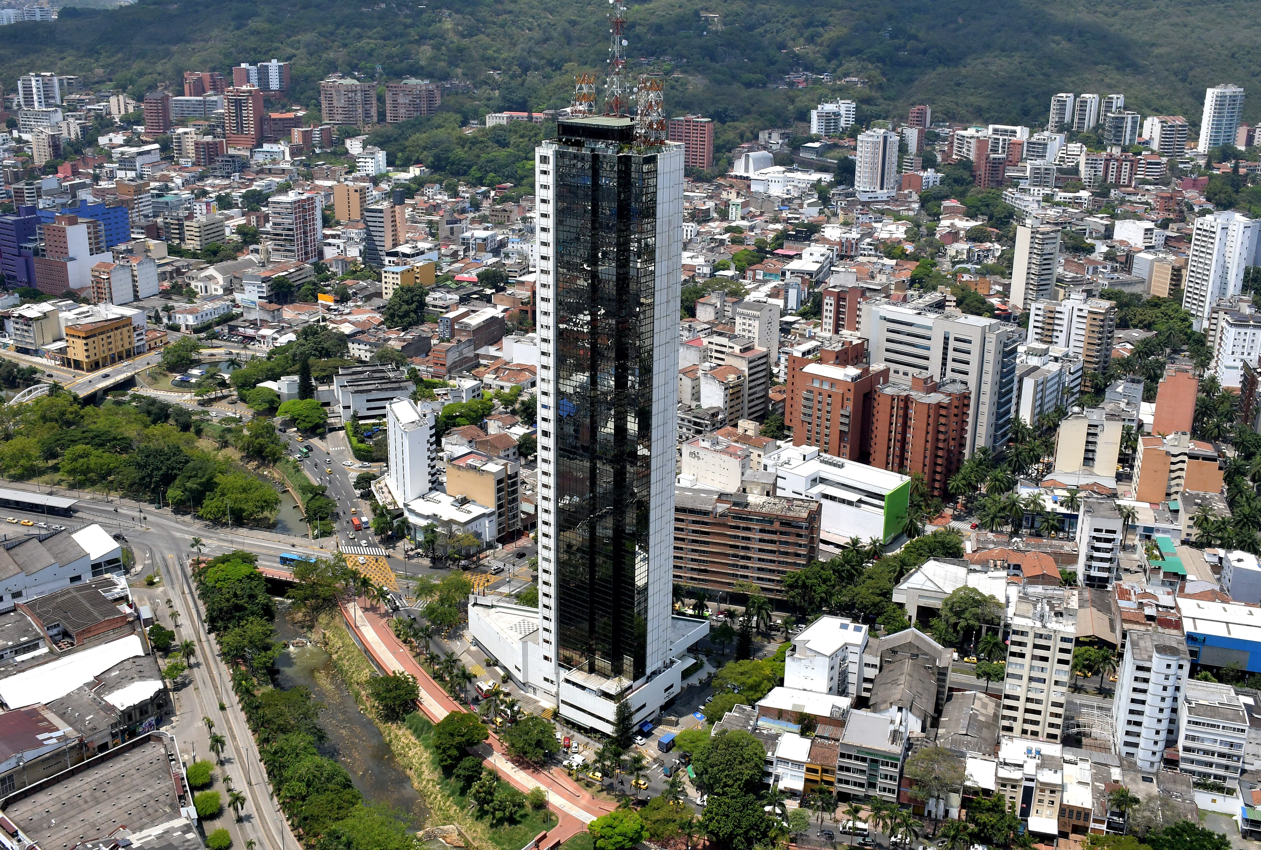 Con El Helicóptero El Halcón, la Policía protege a Cali en la Cop 16.

El Halcón, un helicóptero con el que la Policía Metropolitana patrulla los cielos de Cali en actividades de inspección, vigilancia aérea y apoyo a unidades en tierra, con capacidad de reacción inmediata.
Y aunque no es un helicóptero de combate, permite apoyar en minutos a nuestros patrulleros en diferentes operativos, identificando sospechosos a través de grabaciones diurnas y nocturnas con cámara térmica. Esto facilita el trabajo de investigación y judicialización realizado por la policía, el cuerpo técnico de investigación judicial y la Fiscalía, para llevar a los responsables de delitos ante la justicia.  Fotos Raúl Palacios / El País.