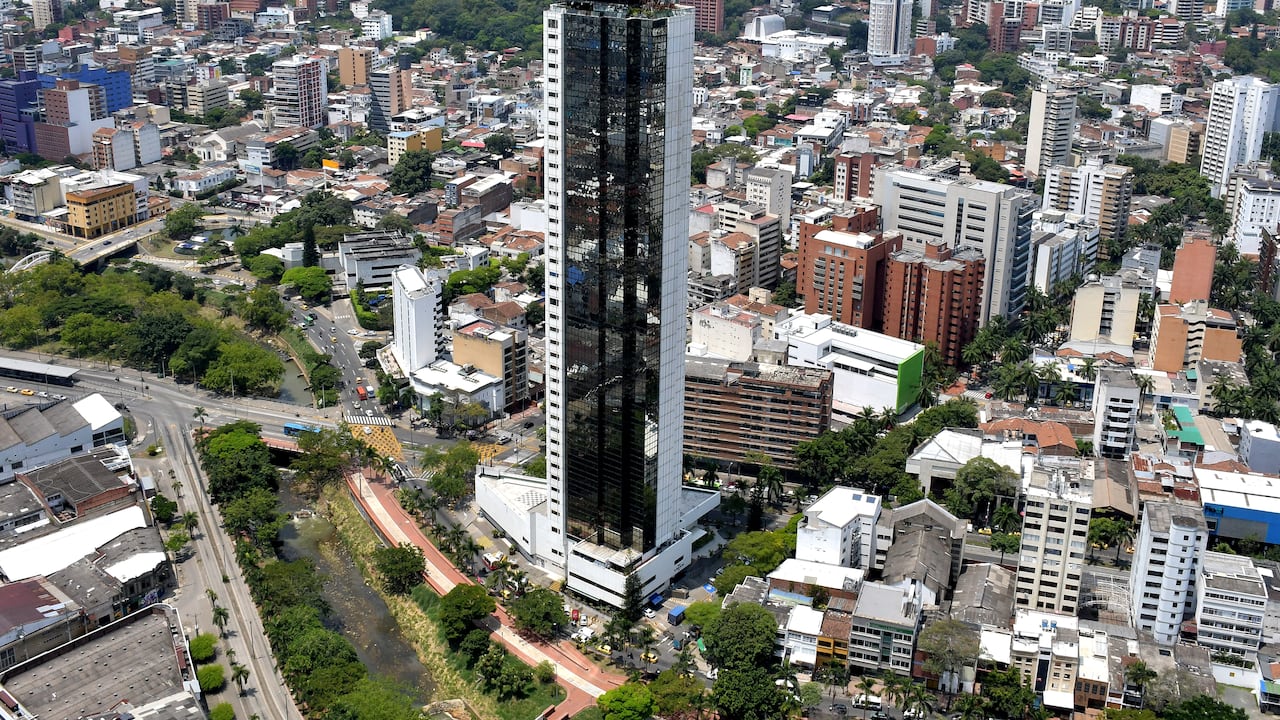Con El Helicóptero El Halcón, la Policía protege a Cali en la Cop 16.
El Halcón, un helicóptero con el que la Policía Metropolitana patrulla los cielos de Cali en actividades de inspección, vigilancia aérea y apoyo a unidades en tierra, con capacidad de reacción inmediata.
Y aunque no es un helicóptero de combate, permite apoyar en minutos a nuestros patrulleros en diferentes operativos, identificando sospechosos a través de grabaciones diurnas y nocturnas con cámara térmica. Esto facilita el trabajo de investigación y judicialización realizado por la policía, el cuerpo técnico de investigación judicial y la Fiscalía, para llevar a los responsables de delitos ante la justicia. Fotos Raúl Palacios / El País.