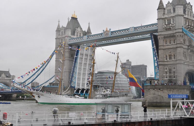 La nave, un bergantín barca con un aparejo de tres palos, en la que se entrenan los marinos colombianos fue construida en los astilleros de Bilbao (norte de España) entre 1967 y 1968.