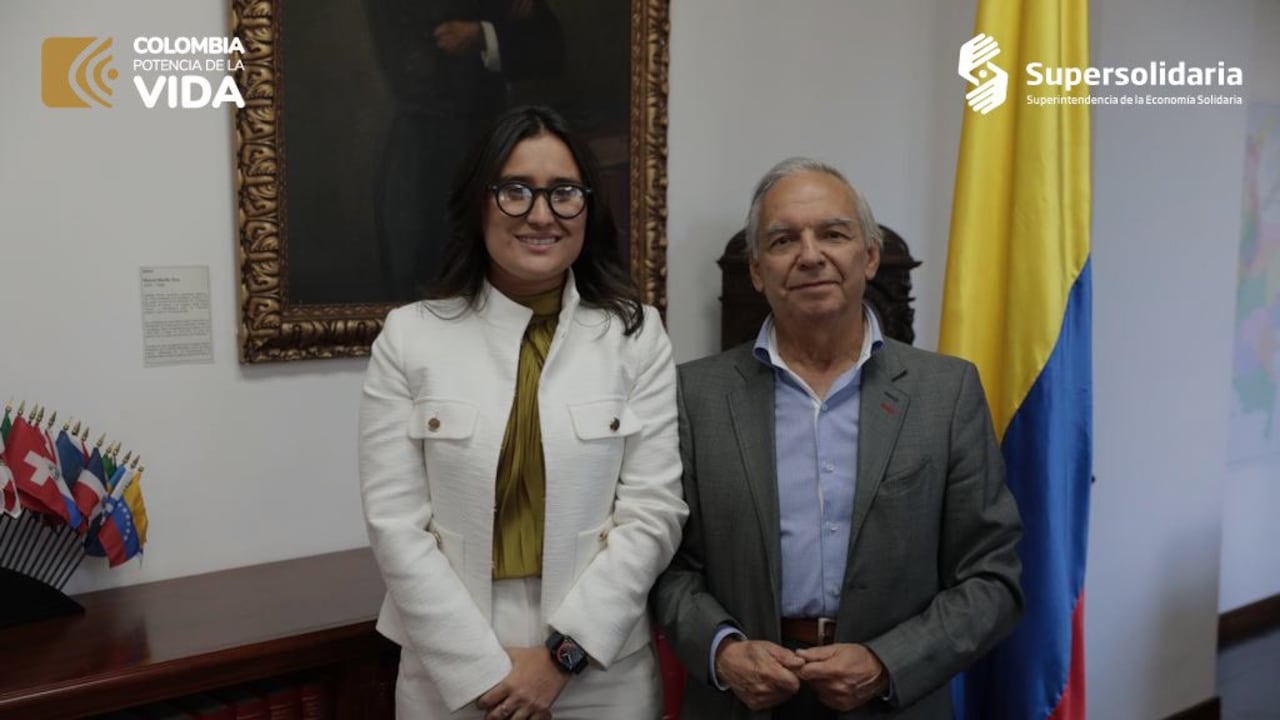 María José Navarro, superintendente de Economía Solidaria, y el ministro de Hacienda, Ricardo Bonilla.
