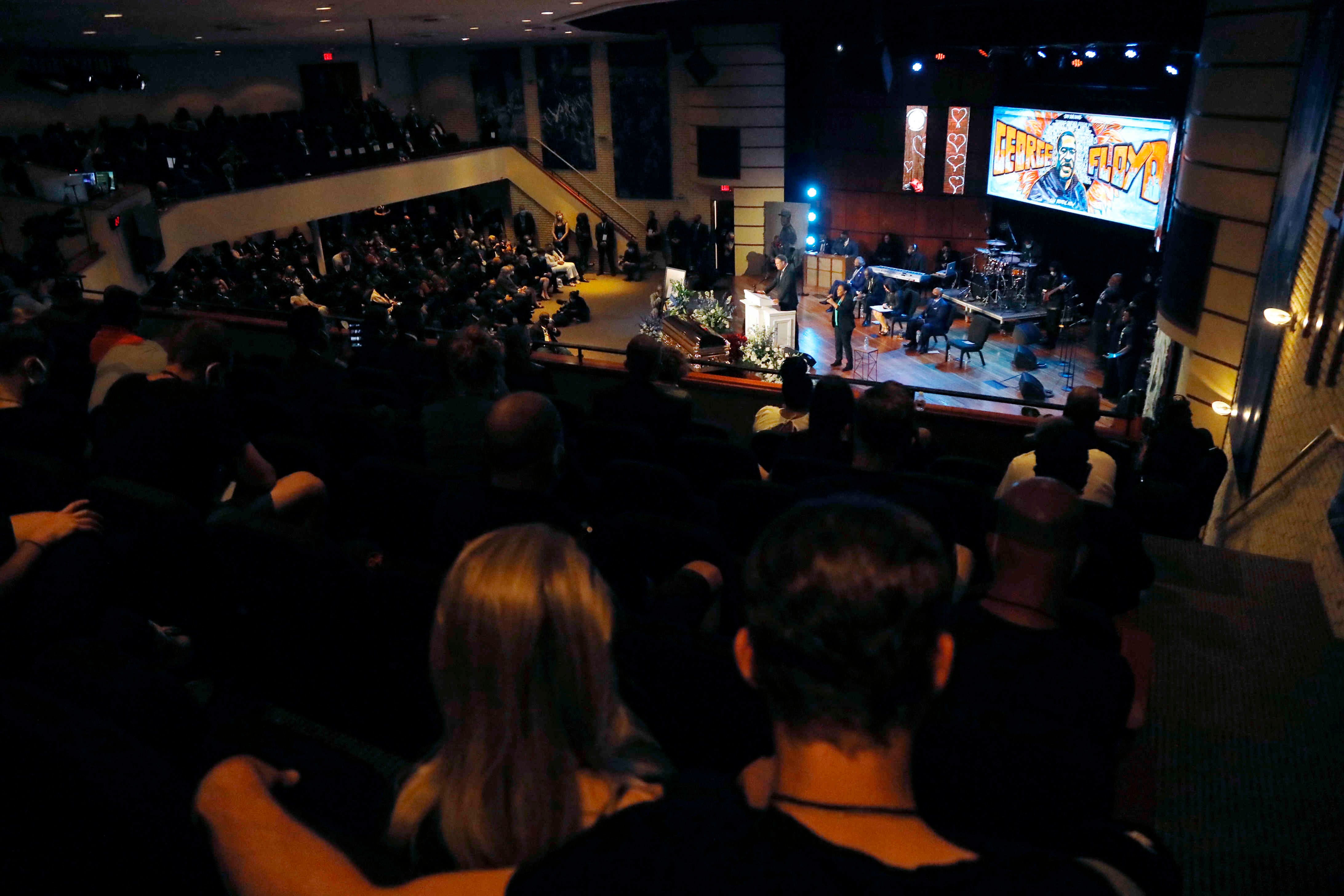 El funeral se llevó a cabo este jueves, 4 de junio, en la North Central University, donde estaba previsto que el líder de derechos civiles, el reverendo Al Sharpton, encabezará la ceremonia. Funeral de George Floyd Foto: Julio Cortez / AP
