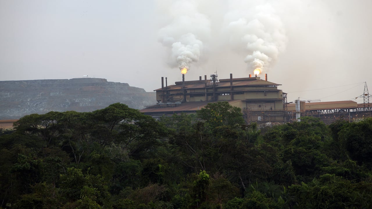 Cerro Matoso anunció una reducción del 25 % en su operación tras la restricción del suministro de gas por parte de Canacol Energy, situación que pone en riesgo empleos y producción.