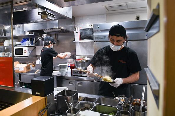 Fue tal el furor que la gente hacía filas para consumir un bocado de fideos debajo de la enorme criatura o simplemente para tomarle fotografías. Photographer: Noriko Hayashi/Bloomberg via Getty Images