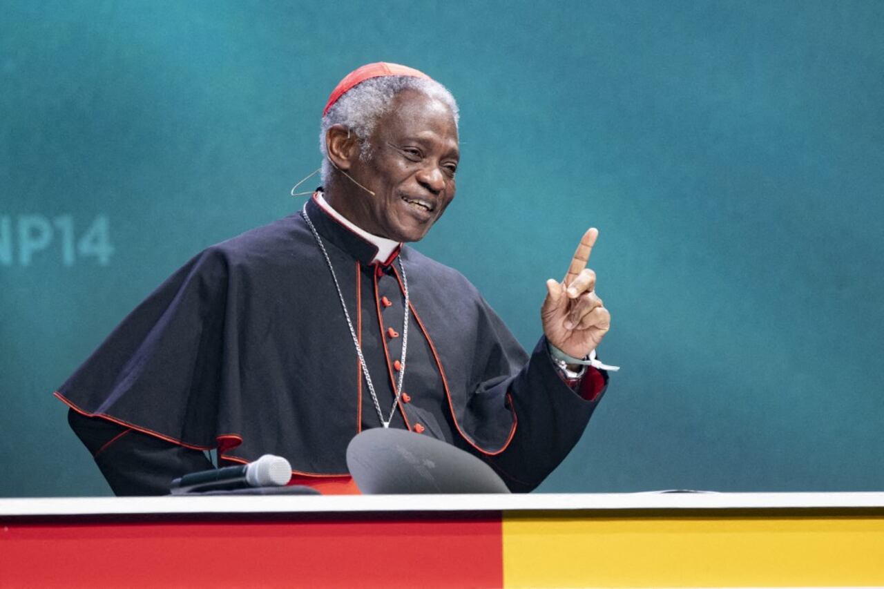 El cardenal Peter Turkson elogia al ganador del premio honorífico Prof. Hans Joachim SCHELLNHUBER, Fundación Premio Alemán a la Sostenibilidad, Red Carpet, Red Carpet Show, llegada, entrega del Premio Alemán a la Sostenibilidad en Diseño en Düsseldorf el 2 de diciembre de 2021. (Foto de Malte Ossowski/SVEN SIMON / SVEN SIMON / dpa Picture-Alliance vía AFP)